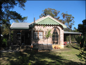  Left: Bad Hair Day (detail), 1997, porcelain, h.35cm, Powerhouse Museum Collection;  